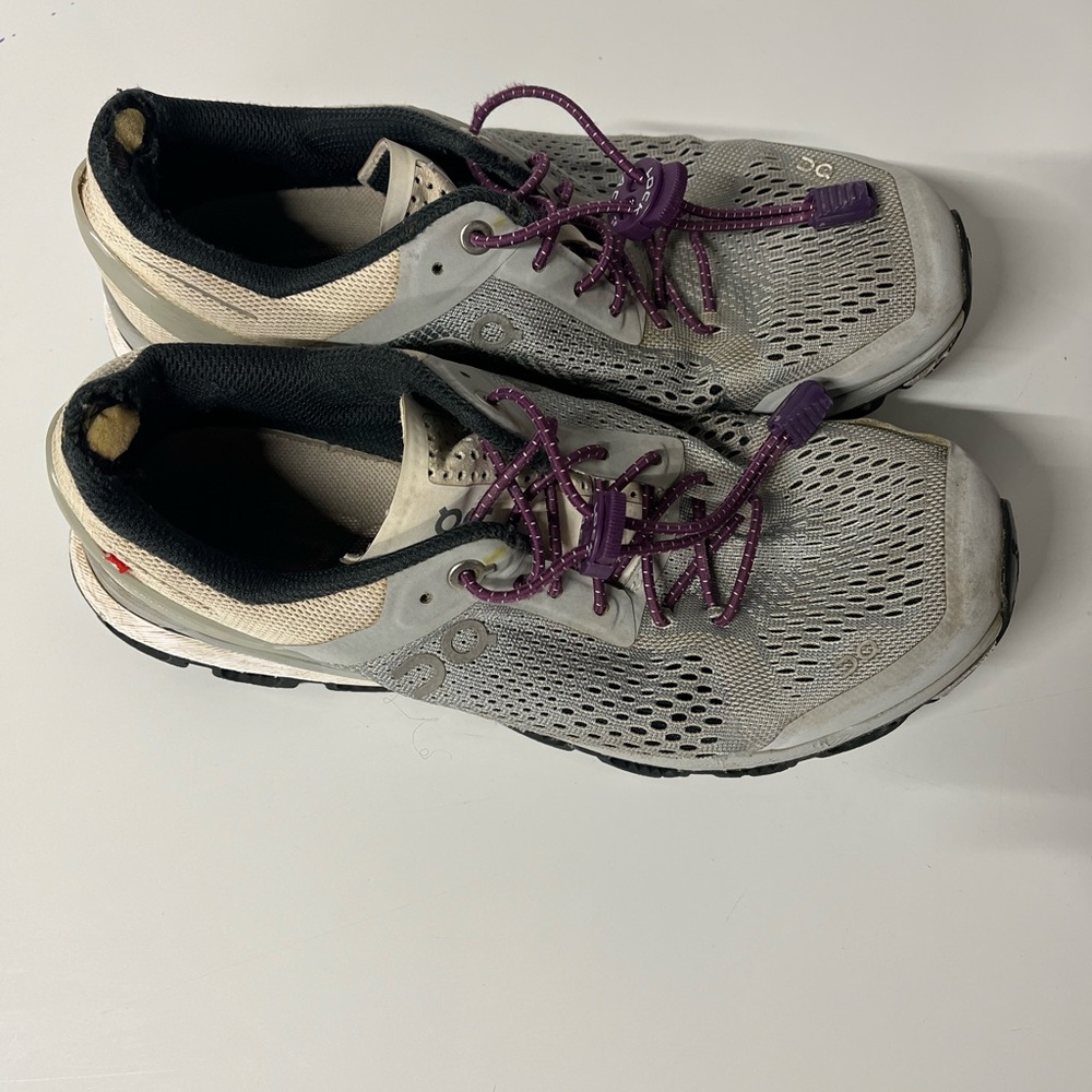 On Cloud Women’s Tieless shoes size W8